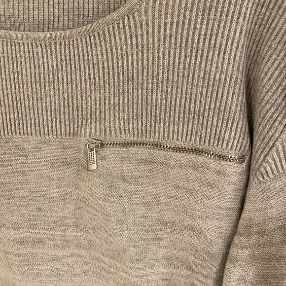 **LIKE NEW** CALVIN KLEIN Gray Sweater. Size M. Body Fit. - Picture 4 of 6